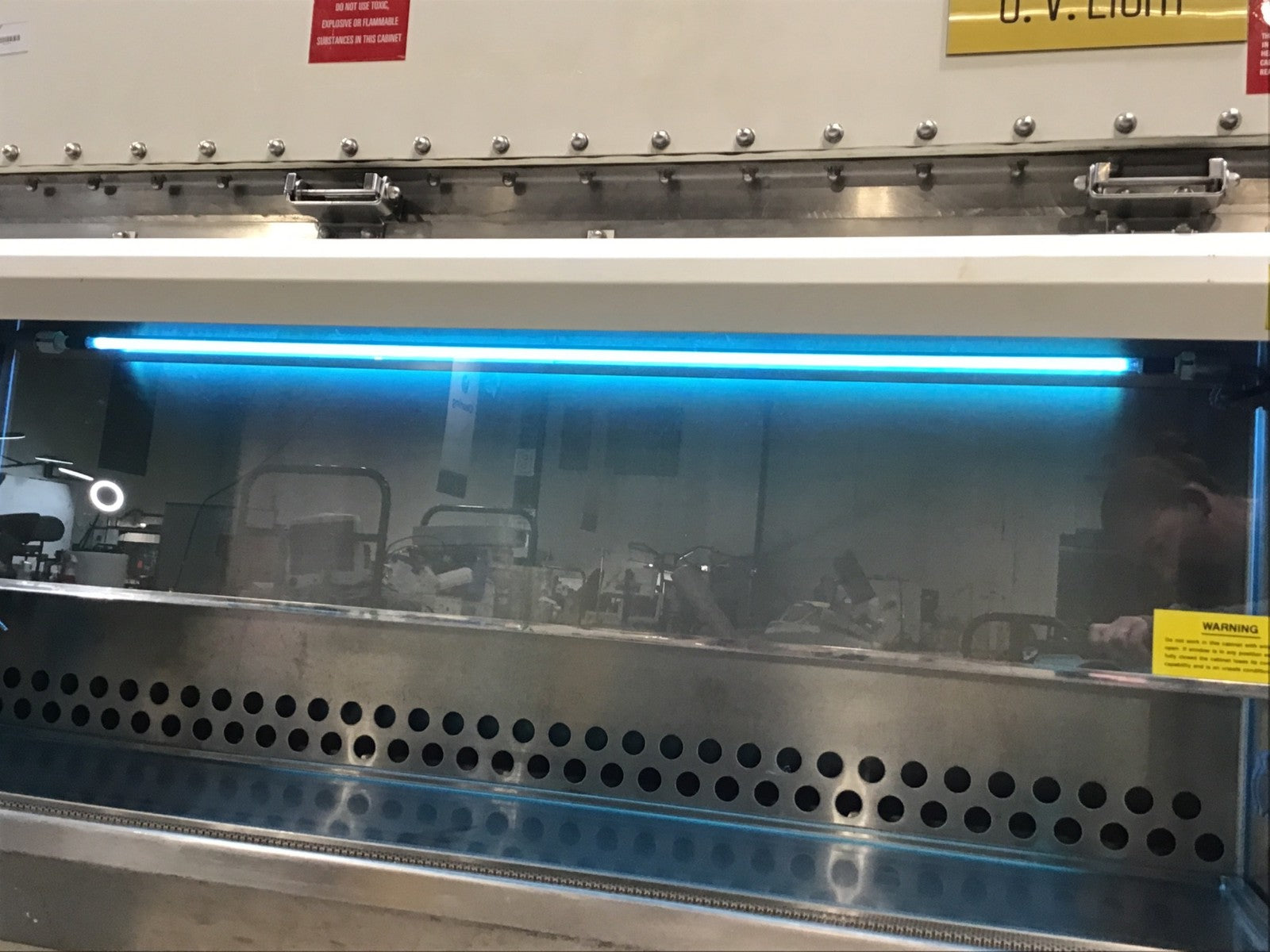 THE BAKER COMPANY BIOGARD BIOLOGICAL SAFETY HOOD