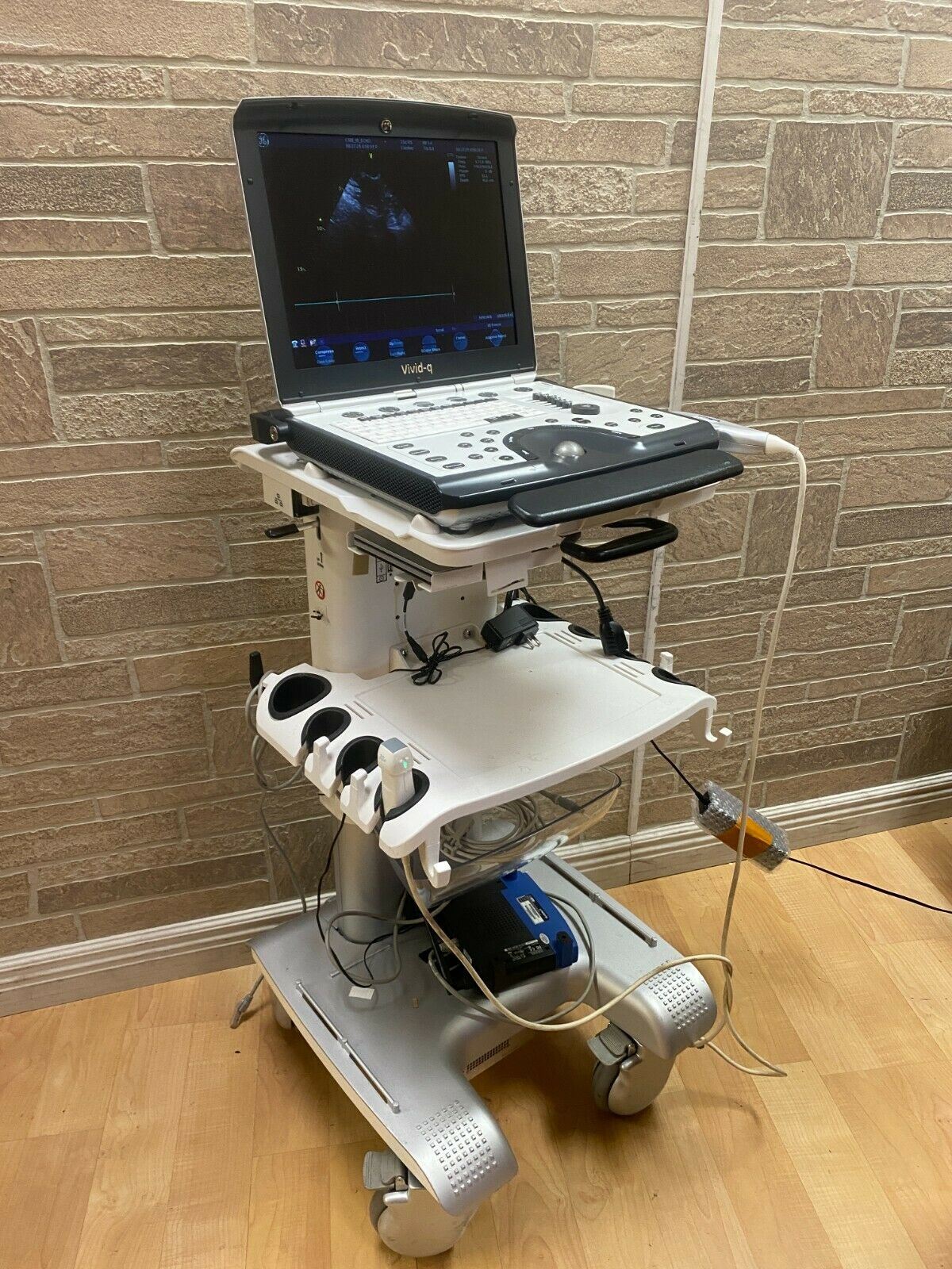 GE VIVID Q PORTABLE ULTRASOUND MACHINE WITH OOBE PHASED ARRAY PROBE 3SC RS DIAGNOSTIC ULTRASOUND MACHINES FOR SALE