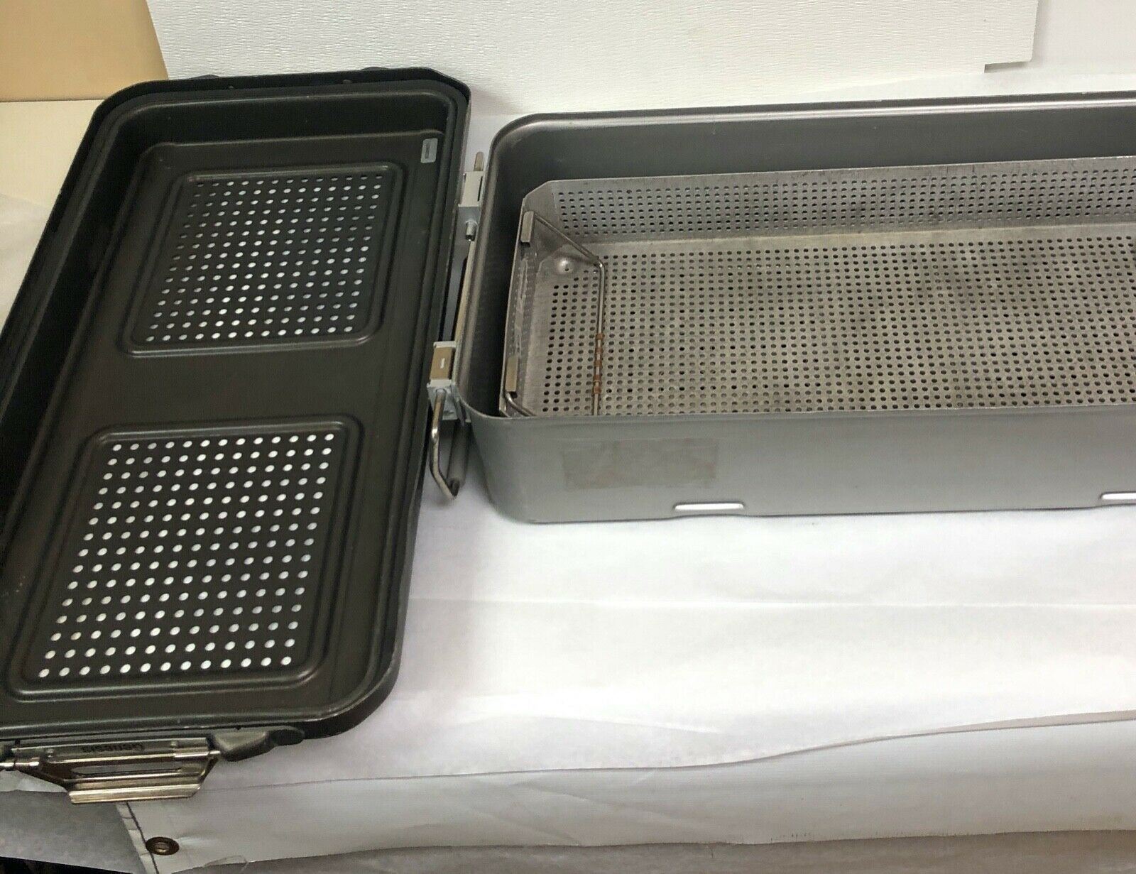 Genesis V. Mueller Steel Case L: 22" W: 11" H: 5 1/2" | KMCE-199 DIAGNOSTIC ULTRASOUND MACHINES FOR SALE